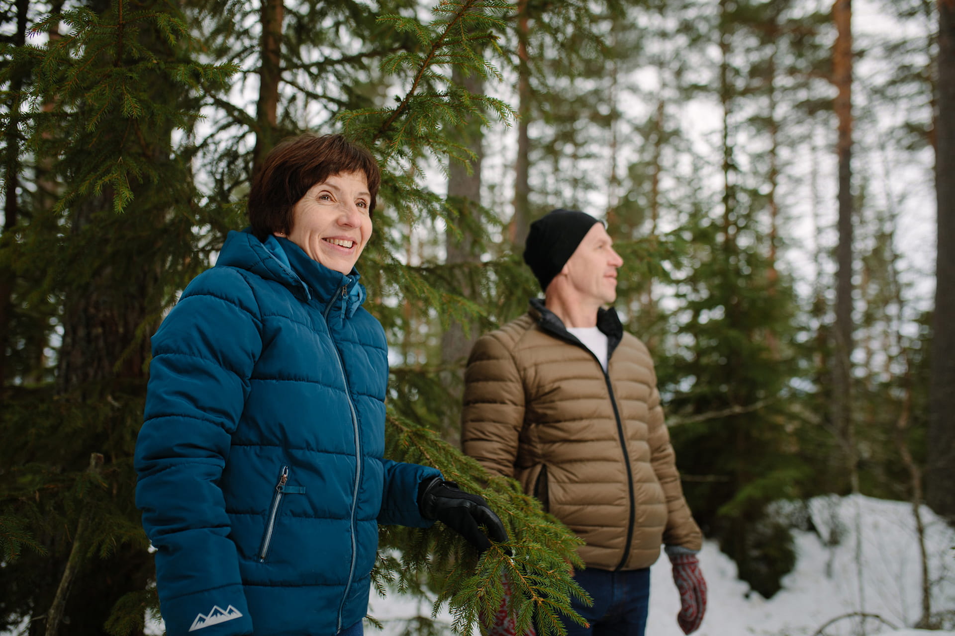 Metsänomistaja metsässä